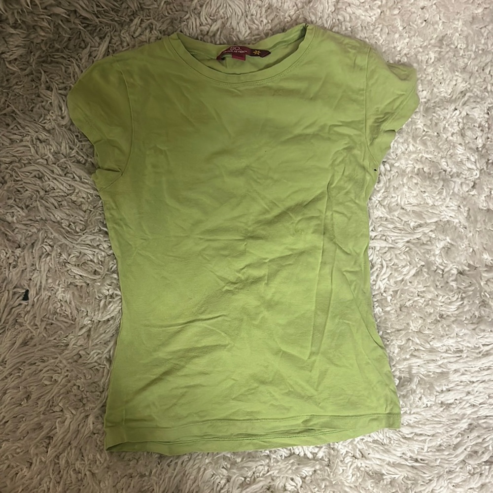 Tight tee that is form fitting, perfect with low waisted pants and leggings